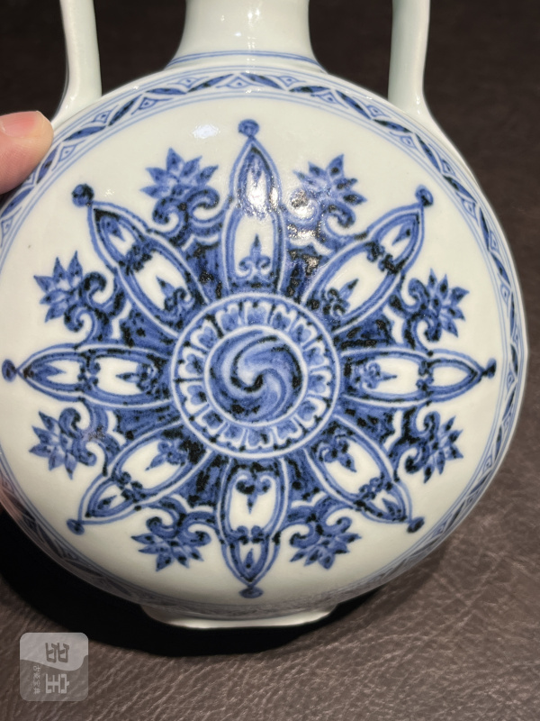明永乐 青花绶带耳葫芦抱月瓶 - 图12